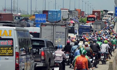TP.HCM: Tắc đường hàng chục km do xe cẩu gặp sự cố trên cầu Phú Mỹ