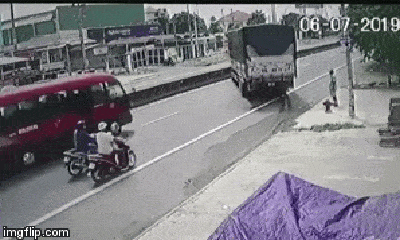 Video: Xe tải nhập làn bị xe khách phóng nhanh húc ngang sườn