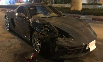 Hà Nội: Va chạm kinh hoàng với xe Inova, siêu xe Porsche bị nát đầu