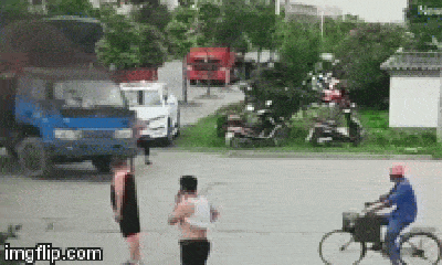 Video: Người phụ nữ vác xe đạp nằm lăn trước bánh xe tải hòng “ăn vạ”