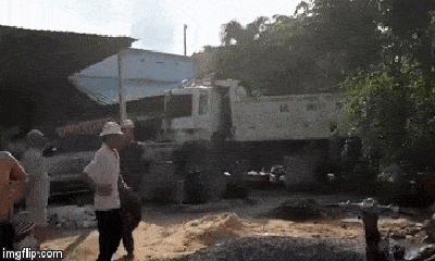 Video: Hiện trường ngổn ngang vụ xe tải tông người đi xe máy tử vong rồi đâm sập nhà dân