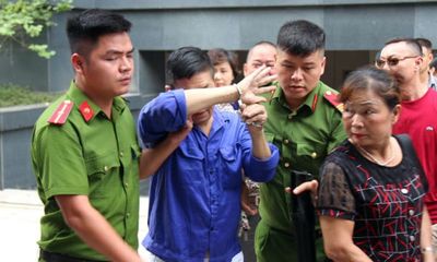 Trùm bảo kê chợ Long Biên Hưng “kính” lấy tay che mặt hầu tòa, phiên xử đột ngột hoãn