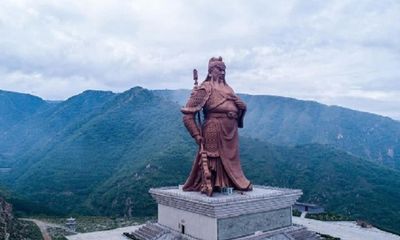 Cận cảnh bức tượng Quan Công cao hơn 60m trên đỉnh núi, được đúc bằng 2.500 tấn kim loại