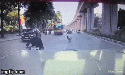 Video: Tránh công an 141, nam thanh niên đi xe máy tông thẳng vào tài xế Grab