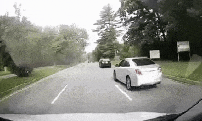 Toyota Camry tông mạnh đuôi Honda Accord rồi lật ngửa ngang đường