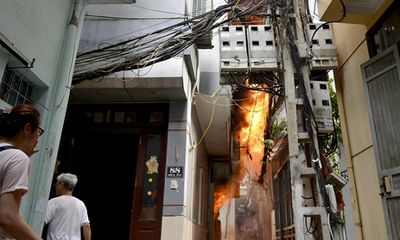 Video: Kinh hãi xem căn nhà 4 tầng ở Hà Nội bất ngờ bốc cháy ngùn ngụt