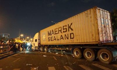 Đà Nẵng: Mất lái, container lao qua dải phân cách, tông 4 người thương vong