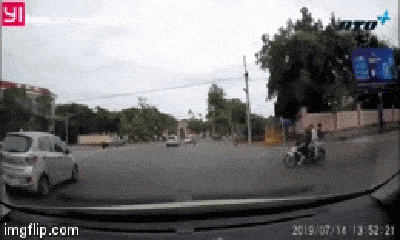 Video: Xe máy phóng nhanh lao thẳng vào ô tô, 3 thanh niên ngã lăn giữa đường
