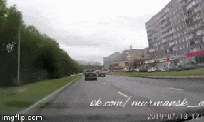 Video: Ô tô nảy bật lên không trung khi chạy qua nắp cống