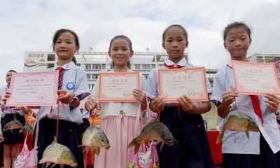 Hi hữu: Trường học trao cá chép làm phần thưởng cho học sinh giỏi