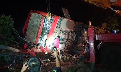 Video hiện trường kinh hoàng vụ lật xe khách ở Đắk Lắk khiến 11 thương vong
