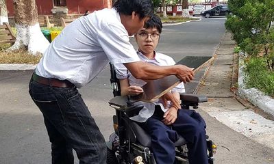 Thi THPT quốc gia 2019: Thí sinh khuyết tật làm bài trên xe lăn đạt điểm tuyệt đối môn tiếng Anh
