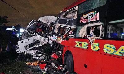 Bình Thuận: Xe khách tông trực diện xe tải trong đêm, 2 tài xế tử vong tại chỗ