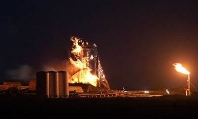 Tên lửa thử nghiệm của SpaceX bốc cháy dữ dội trên bệ phóng