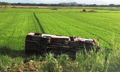 Xe buýt lao xuống ruộng ở Nghệ An, một phụ nữ tử vong tại chỗ