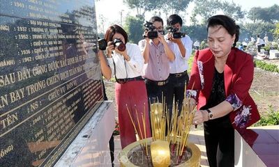Chủ tịch Quốc hội dâng hương tưởng niệm các Anh hùng liệt sĩ tại Vĩnh Long