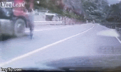 Video: Rùng mình cảnh người đàn ông chạy trên đường cứu xe tải trôi tự do