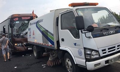 Hà Nội: Xe khách tông xe quét rác, 10 người bị thương