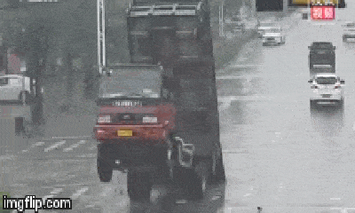 Video: Xe tải bốc đầu như ngựa chồm giữa trời mưa vì vướng dây cáp viễn thông