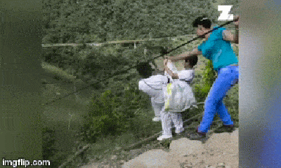Thót tim cảnh trẻ vùng núi Colombia đu dây tốc độ 90km/h để đến trường