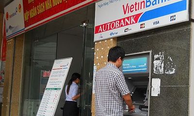 Chủ thẻ phát hoảng vì “ma trận” phí của thẻ ATM