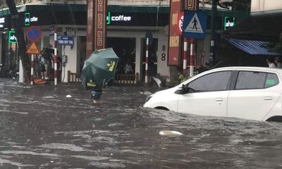 Video: Nhiều tuyến đường Hà Nội chìm trong biển nước sau cơn mưa lớn
