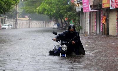 Trận mưa lớn giữa trưa khiến nhiều tuyến phố ở Hà Nội ngập lụt, nước dâng cao đến nửa bánh xe
