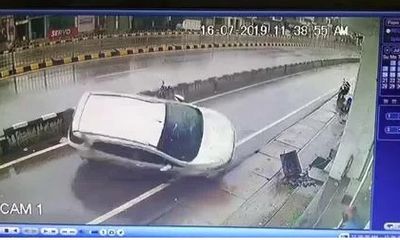 Video: Ôtô đâm dải phân cách rồi lộn 2 vòng, tài xế tỉnh táo mở cửa xuống xe