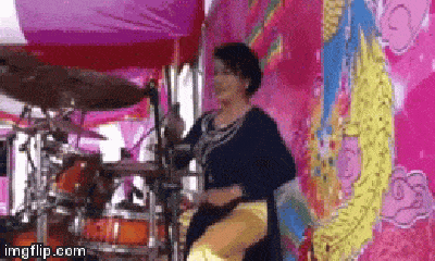 Video: Mẹ chồng chơi trống rất 