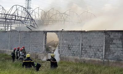 TP. HCM: Cháy xưởng nệm mút 1.000 m2, cảnh sát PCCC đập tường tiếp cận hiện trường