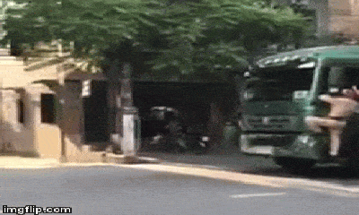 Video: CSGT đu bám trên cửa xe tải, tài xế vẫn lao băng băng trên đường