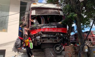 Vụ xe khách tông hàng loạt xe máy ở Quảng Ninh: 2 nạn nhân đã tử vong
