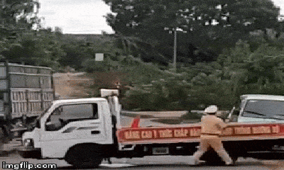 Video: Khoảnh khắc ôtô nghi chở gỗ lậu tông thẳng vào tổ CSGT đang chốt chặn