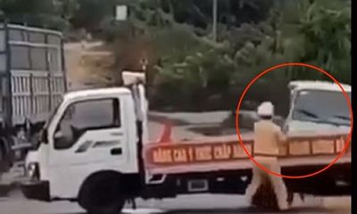 Vụ ô tô chở gỗ lậu tông thẳng vào xe cảnh sát: Đại úy bị hất văng đã qua cơn nguy kịch