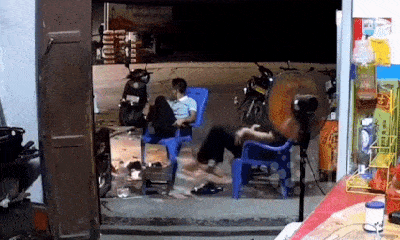 Video: Ô tô lao vào cửa hàng, 2 người đàn ông “nhanh như cắt” thoát thân 