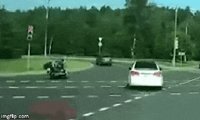 Video: Vượt đèn đỏ vài giây, ô tô gây tai nạn kinh hoàng
