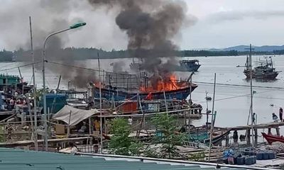 Thanh Hóa: Cháy tàu cá tiền tỷ của ngư dân, nghi do hàn xì gây bén lửa