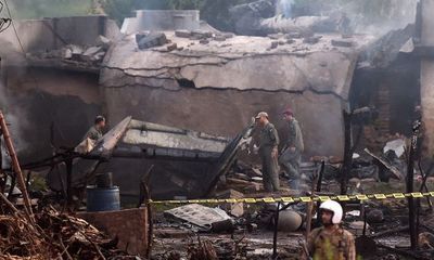 Máy bay quân sự Pakistan rơi xuống khu vực dân cư, ít nhất 19 người thiệt mang
