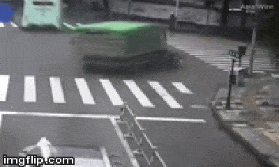 Video: Ngỡ ngàng người đàn ông thoát chết thần kỳ sau khi bị xe tải chèn qua đầu