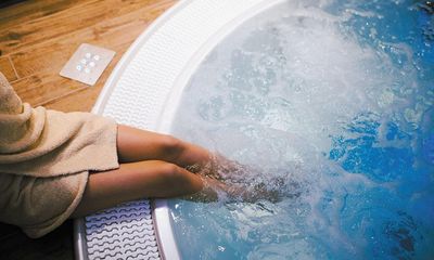 Đi tắm hồ nước nóng trong kì nghỉ, cô gái suýt mất chân vì nhiễm khuẩn