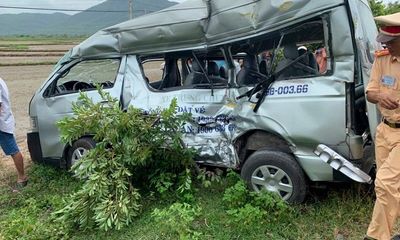 Bình Thuận: Tàu hỏa đâm xe ô tô, 3 người tử vong tại chỗ