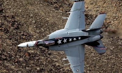 Tiêm kích F/A-18E của Hải quân Mỹ bất ngờ gặp nạn tại California