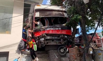 Tạm giữ tài xế xe khách tông hàng loạt xe máy tại Quảng Ninh