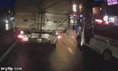 Video: Mâu thuẫn, tài xế xe cứu thương vác dao xuống “nói chuyện” với lái xe tải