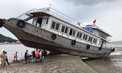 Tàu cao tốc lao thẳng lên bờ khi chạy tránh bão số 3 ở Quảng Ninh