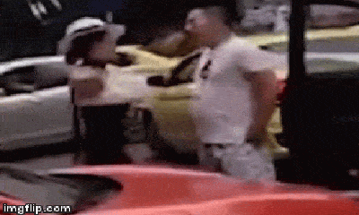 Video: Nữ tài xế xe sang bị phạt gần 300 tệ vì đánh người và đi giày cao gót lái xe