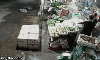 Video: Đôi nam nữ dàn cảnh, trộm túi tiền trong cửa hàng tạp hóa tại Nghệ An