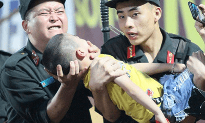 Danh tính Đại úy CSCĐ dùng tay chèn miệng bé trai bị co giật trên sân Thiên Trường