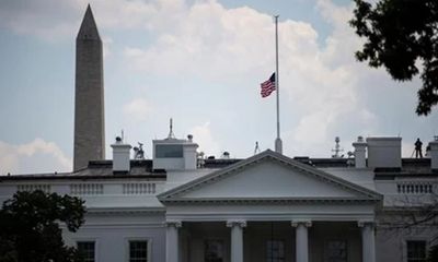 Mỹ treo cờ rủ 5 ngày tưởng niệm các nạn nhân trong hai vụ xả súng kinh hoàng