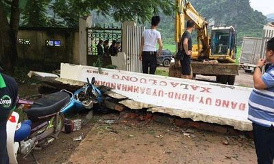 Xe kéo tông sập cổng UBND, thiệt hại nhiều tài sản